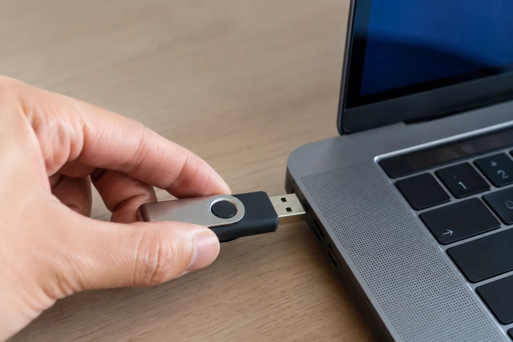 O que acontece quando você conecta um pendrive ao computador